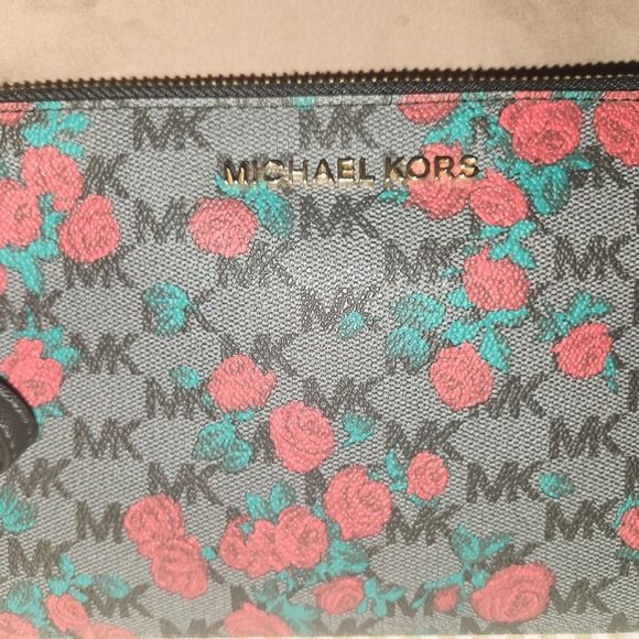 Michael Kors large wristlet - Picture 3 of 3